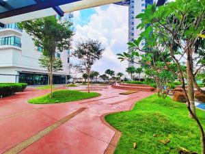 una pasarela frente a un edificio con árboles en Kuala Lumpur Center 整套 Suites 无边泳池 Link LRT & MRT KLCC Mall, en Kuala Lumpur