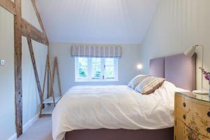 Schlafzimmer mit einem Bett und einem Fenster in der Unterkunft The Hop Kiln in Leominster