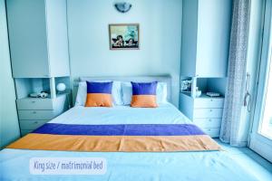 Posteľ alebo postele v izbe v ubytovaní Panorama lake view, pool & garden, 2 bathrooms, kingsize & single-beds, fast Internet