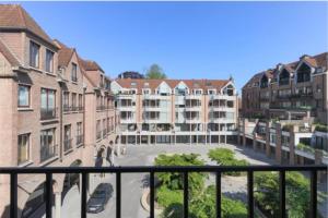 een balkon met uitzicht op een straat met gebouwen bij Lichtrijke studio in Kortrijk