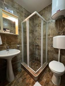 ブドヴァにあるParadise Budvaのバスルーム(シャワー、トイレ、シンク付)