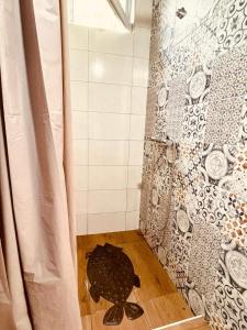 bagno con doccia e tartaruga sul pavimento di Drinski kej a Zvornik