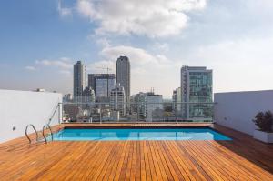 a swimming pool on top of a building with a city skyline at Excepcional Departamento en Nuñez in Buenos Aires