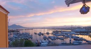 eine Gruppe von Booten, die bei Sonnenuntergang in einem Yachthafen angedockt sind in der Unterkunft coraline in Castellammare di Stabia + 4 Fotos