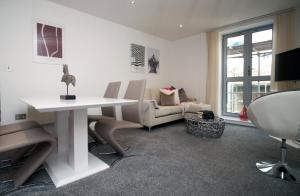 A seating area at 2BR Near City centre