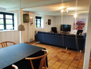 ein Wohnzimmer mit einem Sofa und einem Tisch in der Unterkunft (id075) Ø. Tovrupvej 1 in Esbjerg