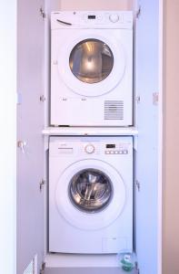 lavadora y secadora en una habitación en APARTAMENTOS KRESALA - Vistas al mar en Getaria
