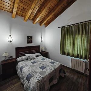 una camera con letto e finestra verde di Casas Rurales Cuatro Valles a Naredo de Fenar