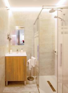 Kúpeľňa v ubytovaní APARTAMENTOS KRESALA - Vistas al mar + 18 fotografií