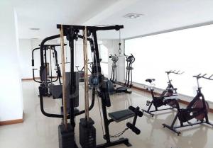 a gym with several exercise bikes in a room at Apartamento con vista al mar piso 19 Bocagrande in Cartagena de Indias