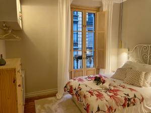 1 dormitorio con cama y ventana en Monappart Cristo Historic Apartment with Parking, en Bilbao