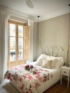 Un dormitorio con una cama con dos ositos de peluche. en Monappart Cristo Historic Apartment with Parking, en Bilbao