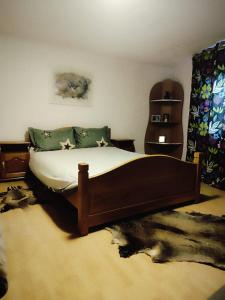 En eller flere senge i et værelse på Popasul Poiana Mărului