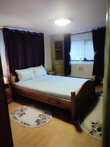 En eller flere senge i et værelse på Popasul Poiana Mărului