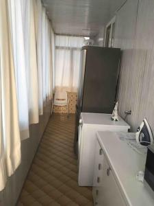 een kleine badkamer met een toilet in een kamer bij Stupendo appartamento sopra anfiteatro romano in Ventimiglia