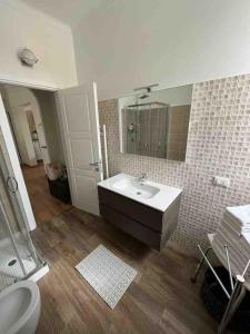 een badkamer met een wastafel en een toilet bij Stupendo appartamento sopra anfiteatro romano in Ventimiglia