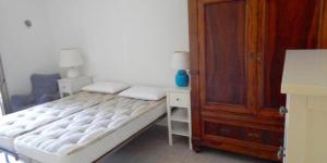 Ένα ή περισσότερα κρεβάτια σε δωμάτιο στο N098 - Numana, nuovo trilocale con giardino in residence con piscina