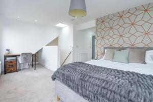 En eller flere senge i et værelse på Modern 3 Bed Flat in Finchley
