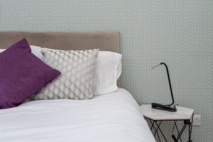 En eller flere senge i et værelse på Modern 3 Bed Flat in Finchley