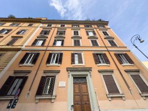 ローマにあるPraetorian apartmentの窓とドアが多くある高層ビル