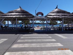 dwa altany na plaży z oceanem w obiekcie Tribunia Beach Hotel w mieście Tribunj