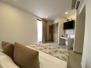 a living room with a couch and a television at Hotel Dorado Plaza Bocagrande in Cartagena de Indias