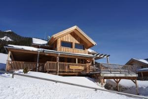 domek z bali w śniegu i śniegu w obiekcie Luxus Chalet Murmeltierhütte w mieście Hohentauern