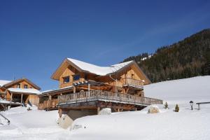 domek z bali na śniegu pokryty śniegiem w obiekcie Luxus Chalet Murmeltierhütte w mieście Hohentauern