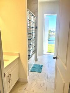 Φωτογραφία από το άλμπουμ του New 4 bed house on a canal facing south & door ramp, near golf course and softball σε Κέιπ Κόραλ