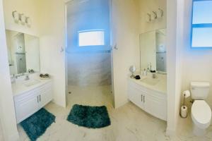 Ένα μπάνιο στο New 4 bed house on a canal facing south & door ramp, near golf course and softball +49 φωτογραφίες