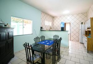 伊列烏斯的住宿－Casa 3/4 Piscina & 30 Metros da Praia，一间厨房,里面配有桌椅