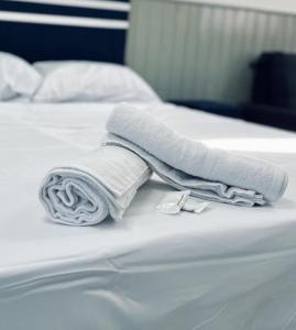 un par de toallas sentadas encima de una cama en DEPARTAMENTOS A METROS DE LA UNAF en Formosa
