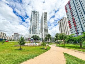 ein Park in einer Stadt mit hohen Gebäuden in der Unterkunft APTO 1 quarto com Piscina, Metrô in Brasilia
