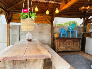 una mesa de madera con una maceta en el patio en Terrain de loisirs en plein centre de Lièvin, en Liévin