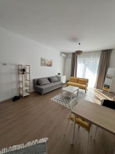 uma sala de estar com um sofá e uma mesa em Fancy apartament Silk district em Iaşi