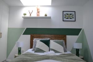 een slaapkamer met een bed met een groen en wit hoofdeinde bij Stylish 1 Bed Apartment 5, free parking 5 mins to CityCentre in Birmingham