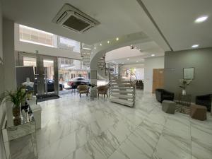 eine Lobby mit einer Treppe und einem Wohnzimmer in der Unterkunft Hotel Howard Johnson Rosario in Rosario