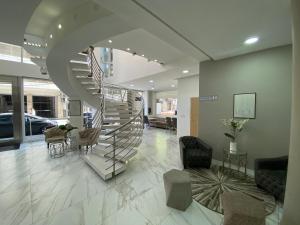 Un vestíbulo con una escalera de caracol en un edificio. en Hotel Howard Johnson Rosario, en Rosario