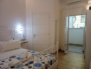 White Shell rooms holiday accomodation self check-in tesisinde bir odada yatak veya yataklar