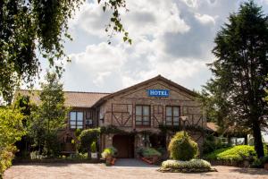 un bâtiment avec un panneau d'hôtel en haut dans l'établissement Hotel De Stokerij, à Oudenburg