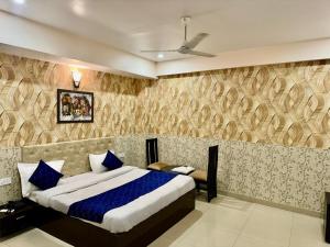 Un dormitorio con una cama con almohadas azules. en HOTEL SILVER STONE INN, en Lucknow