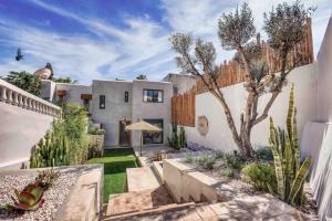 een huis met een binnenplaats met een boom bij Villa d’architecte avec piscine in Agadir