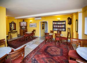 Posezení v ubytování Byron Traditional Hotel