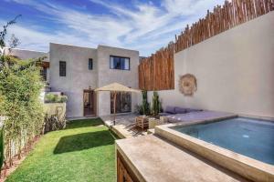 une arrière-cour avec une piscine et une maison dans l'établissement Villa d’architecte avec piscine, à Agadir