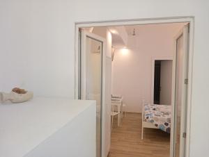 White Shell rooms holiday accomodation self check-in tesisinde bir odada yatak veya yataklar