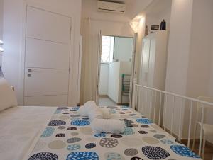 White Shell rooms holiday accomodation self check-in tesisinde bir odada yatak veya yataklar