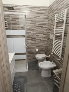 een badkamer met een toilet, een douche en een wastafel bij Storm Sonic House in Palo del Colle