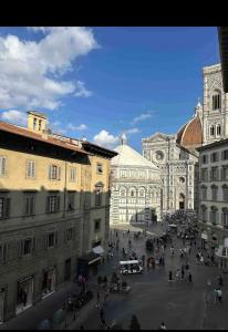 uitzicht op een plein in een stad met gebouwen bij PB suites in Florence
