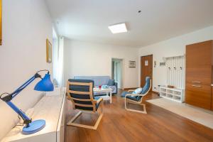 uma sala de estar com um candeeiro azul e um sofá em Residenza Rocca Del Lago 4 em Riva del Garda