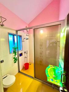 y baño con ducha, aseo y lavamanos. en Mount View Villa, en Lonavala